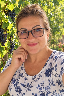 Chica bonita valentina de zagreb con pelo Marrón oscuro y edad 61