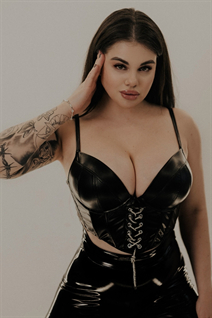 Jolie fille ukrainienne polina de kiev avec Brunette cheveux, âge 22