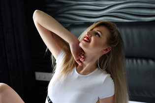 Ukrainian girl model alena from cagliari with Blonde hair age 31 photo-9