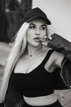 Femme roumaine iryna de constanța avec Blond cheveux 31 ans