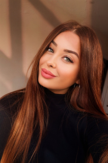 Dama de Ucrania ilona de san francisco con pelo Marrón claro y edad 26