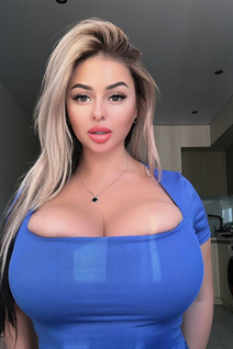 Hermosa mujer ucraniana marina de kharkov con pelo Rubio y edad 36