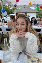 almere bride veronica with Blonde hair age 31 photo-13