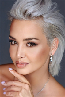 Mujer perfecta alla de rome con pelo Rubio y edad 57