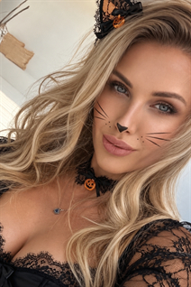 Belle fille allemande anna de munich avec Blond cheveux 39 ans
