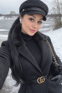 Mariée de london julia avec Noirs cheveux, âge 39