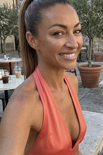 Femme parfaite olga de ricadi avec Chatain clairs cheveux, âge 42