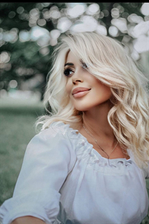 Deslumbrante mujer ucraniana yulia de kharkov con pelo Rubio y edad 44