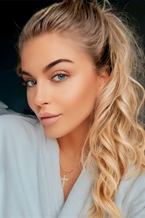 Novia de new york inga con pelo Rubio y edad 39