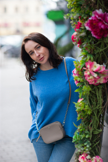Esposa de Ucrania olena de kyiv con pelo Negro y edad 41