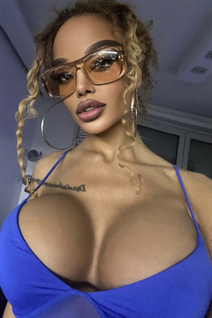 Fille de sofia martina aux cheveux Auburn, age 27
