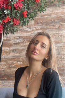 Deslumbrante mujer ucraniana alina de kyiv con pelo Rubio y edad 40