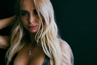 los angeles bride kristina with Blonde hair age 34 photo-5