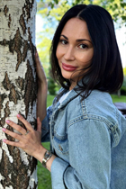 Jolie fille ukrainienne irina de dnipro avec Noirs cheveux, âge 39