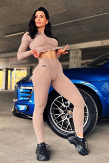 Dame ukrainienne maria de kiev avec Brunette cheveux, âge 37