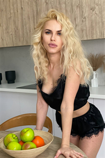 Dama ucraniana yliia de kiev con pelo Rubio y edad 34