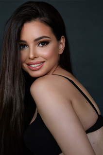 Ukrainian woman diana from krivoy rog with Dark Brown hair age 22
