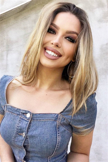 pristina mariée andrijana avec Chatain clairs cheveux, âge 31