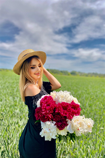 Date ukrainian girl inna from vinnytsia with Blonde hair age 35