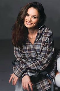 Saliendo con chica ucraniana zhanna de kiev con pelo Marrón oscuro y edad 39