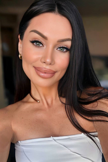 Fille ukrainienne viktoriia de odesa avec Noirs cheveux, âge 32