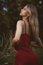 Belle fille allemande katerina de berlin avec Chatain clairs cheveux 22 ans photo-1