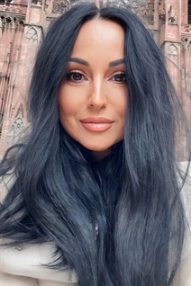 Novia de basel olga con pelo Negro y edad 57