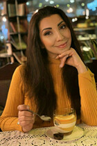 Novia de lund irina con pelo Marrón oscuro y edad 60 photo-11