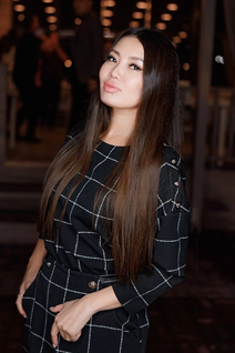 denver mariée ainyra avec Brunette cheveux, âge 35