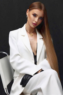 Mujeres eslavas stefaniia de antalya con pelo Rubio y edad 28