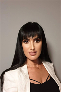 Pretty girl elena from san diego with Dark Brown hair age 50