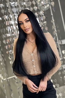 Femme parfaite maryna de hollywood avec Noirs cheveux, âge 31