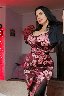Ukrainian jolie fille oksana de kropyvnytskyi avec Noirs cheveux, âge 50