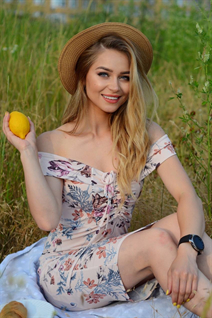 almere mariée veronica avec Blond cheveux, âge 31