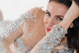 los angeles bride vera with Dark Brown hair age 40 photo-8