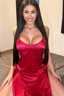 Linda chica ucraniana maryna de kiev con pelo Negro y edad 35