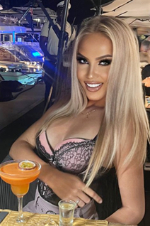 Mujer perfecta nadezhda de marbella con pelo Rubio y edad 22