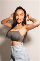 Superbe fille ukrainienne oleksandra de odesa avec Noirs cheveux, âge 26