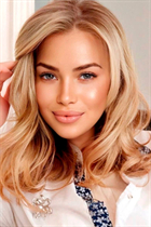 Mariée de new york vironika avec Blond cheveux, âge 40