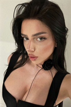 Mariée allemande oryna de berlin avec Noirs cheveux 18 ans