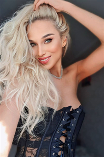 Modèle fille ukrainienne yana de zaporozhye avec Blond cheveux, âge 37