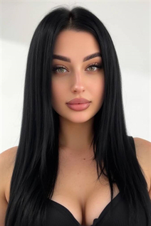 Mariée de athens hanna avec Noirs cheveux, âge 31