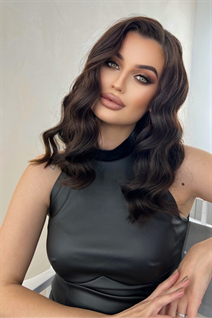 Impresionante mujer ucraniana anastasia de kiev con pelo Negro y edad 22