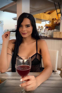 Meet single columbian women jenny from medellin with Black hair age 31