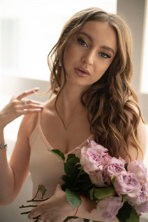 Women of ukraine christina from kherson with Light Brown hair age 28