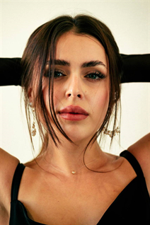 Superbe femme ukrainienne sofia de kharkov avec Noirs cheveux, âge 25