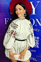 Jolie fille ukrainienne svetlana de kyiv avec Noirs cheveux, âge 42