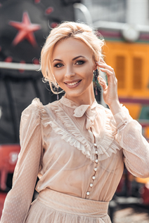 Beautiful woman of Ukraine alena from kyiv with Blonde hair age 40