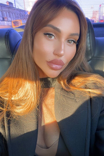 Encantadora chica ucraniana alisa de kiev con pelo Marrón oscuro y edad 35