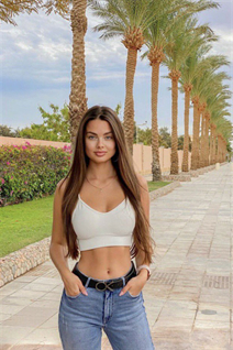 Mariée de dubai kateryna avec Chatain clairs cheveux, âge 29